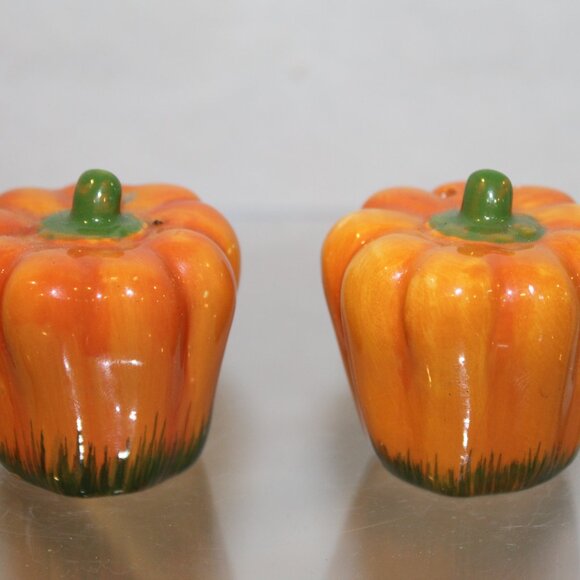 Miniature Ceramic Halloween Thanksgiving Fall Pumpkin Salt & Pepper Shakers - Picture 3 of 4
